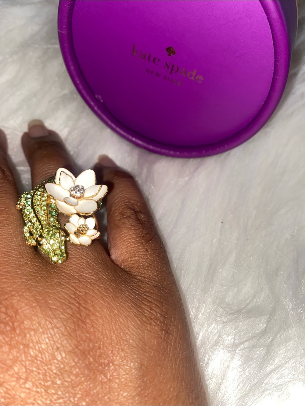 kate spade White Enamel Floral Alligator 🐊 ring with Green Crystals - Picture 4 of 4